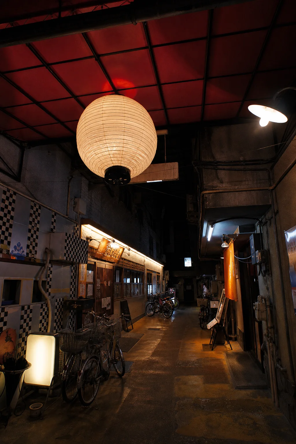 夜の飲食街の提灯と路地